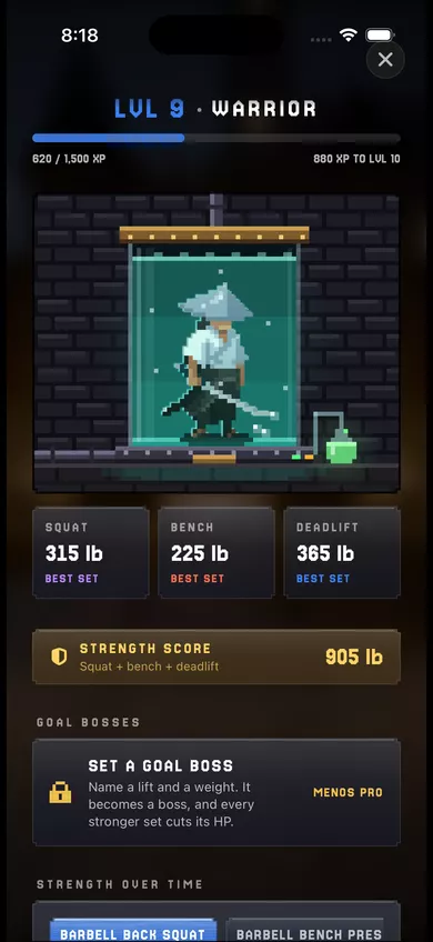 Stats on a Free account: level, best squat, bench and deadlift sets and strength score, with goal bosses marked Menos Pro.